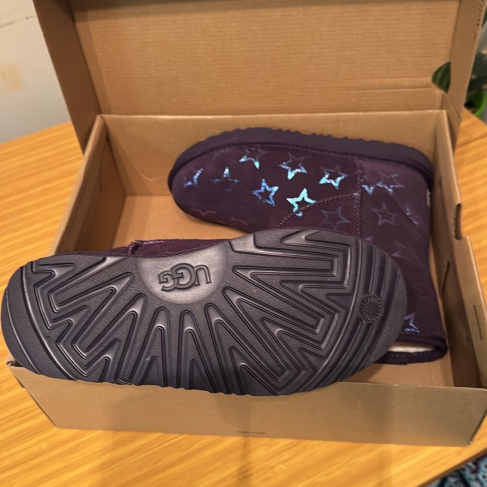 NWOT UGGS Girls iridescent purple with Stars - Picture 2 of 6